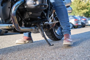 Kickstand 'ı yerleştiren motosikletlinin yakın görüntü görüntüsü