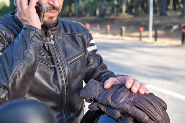Красивий велосипедист розмовляє мобільним телефоном на сільській дорозі . — стокове фото