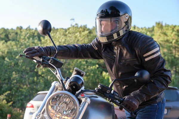 Motociclista com capacete andando na bicicleta — Fotografia de Stock