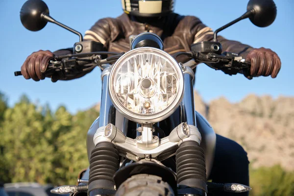 Sepeda motor dengan lampu depan menyala dan orang yang tidak dikenal — Stok Foto
