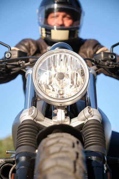 Motor dengan lampu sorot menyala dan pengendara keluar dari fokus. — Stok Foto