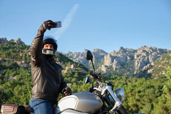 Чоловік під час подорожі на мотоциклі — стокове фото