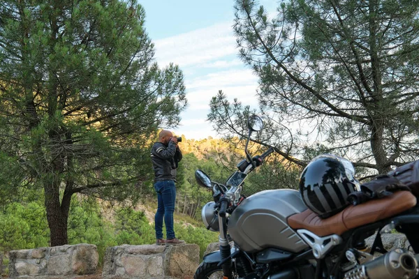 Seorang pria tampan mengambil foto selama perjalanan motornya — Stok Foto