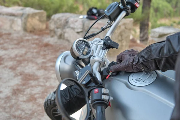 Detalhe de um homem mão começando sua motocicleta. — Fotografia de Stock