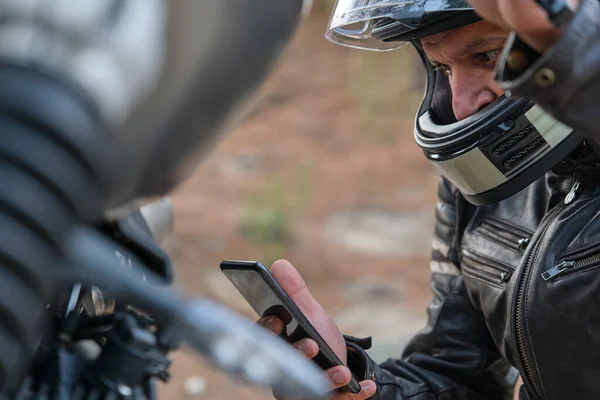 Motociclista preocupado chamando motocicleta seguro com seu telefone celular — Fotografia de Stock