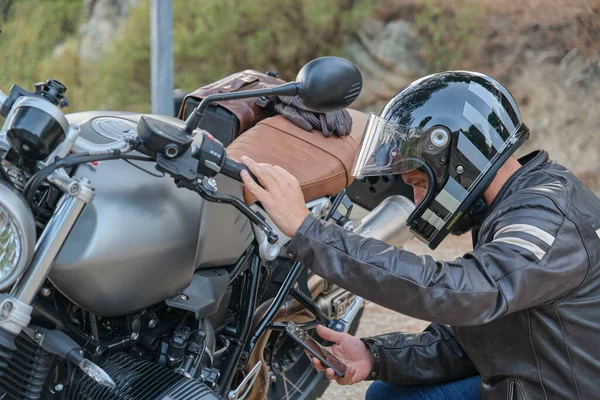 Motociclista ligando com seu telefone celular para a empresa de seguros de motocicleta — Fotografia de Stock