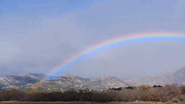 Regnbåge över nationalparken Guadarrama, La Pedriza — Stockfoto