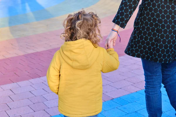 Niño sosteniendo a sus madres de la mano en el parque. — Foto de Stock