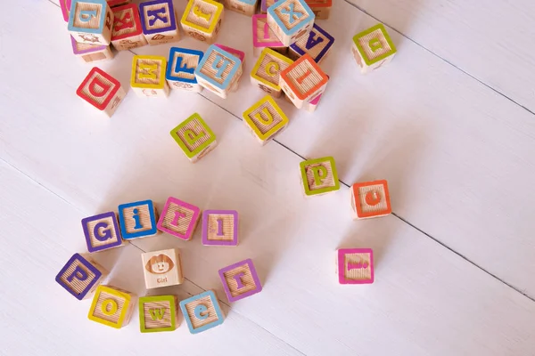 Word Girl Power escrito en bloque de madera. Cubos de madera con letras de colores —  Fotos de Stock