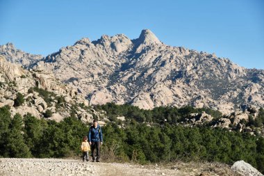 Küçük oğluyla yürüyüş yapan bir kadın. Sağlıklı yaşam tarzı
