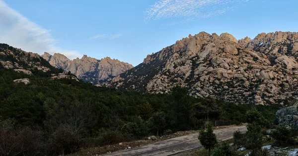 Vista panorâmica das formações rochosas de La Pedriza. Pico Sirio, Sierra de Guadarrama, Madrid — Fotografia de Stock