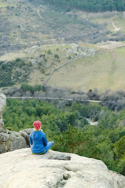 Una mujer practicando meditación en las montañas. — Foto de Stock