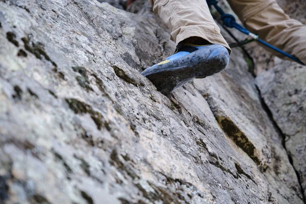 Oříznout člověka v botách lezení skalnaté hory — Stock fotografie