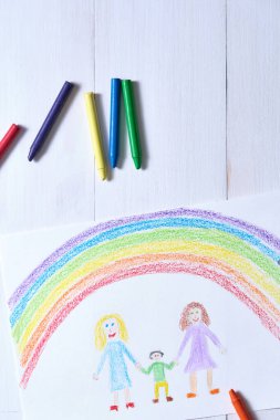 LGBT aile resmi beyaz masada