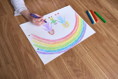 Childs yere el çizimi yapıyor.