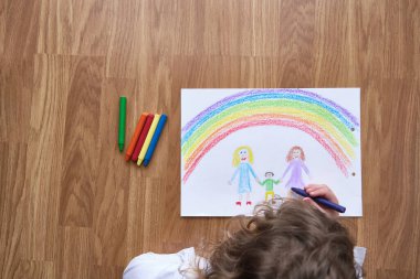 Anonim çocuk gündüz çizim yapıyor.