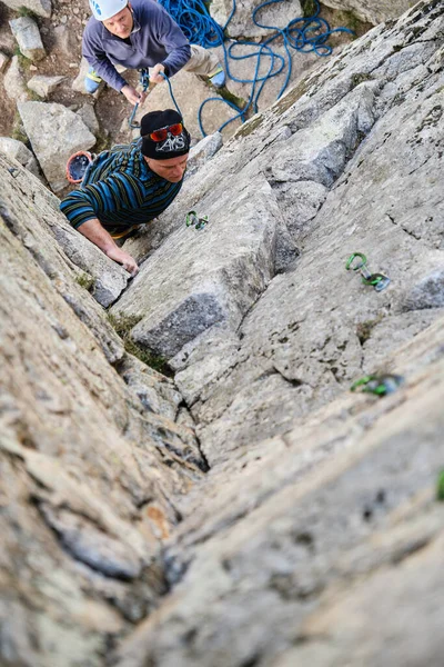 Uomo in imbracatura arrampicata su roccia negli altopiani — Foto Stock