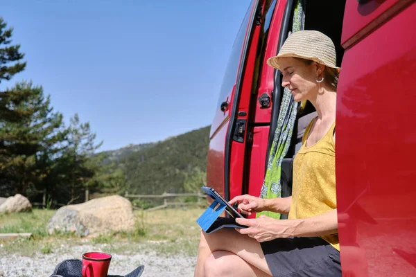 Woman Vacation Her Red Van Using Digital Tablet — Stockfoto