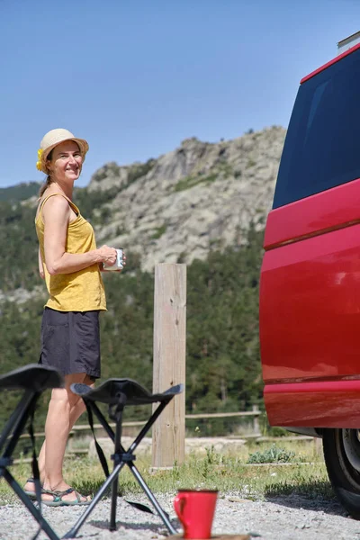Woman Looking Camera Vacation Her Red Van Resting Having Cup — Stok Foto