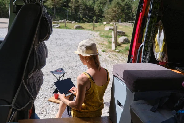 Woman Vacation Her Red Van Using Digital Tablet — Stok Foto