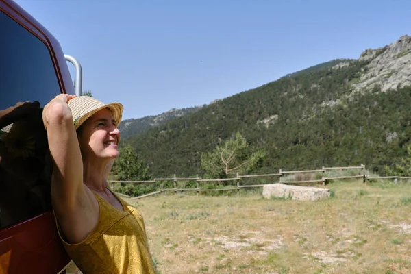 Woman Leaning Camper Van Enjoying Her Vacation — Stok Foto