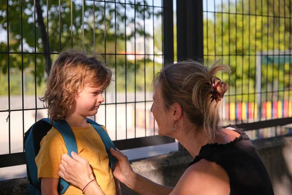 Mother Saying Goodbye Son Front School Back School — Zdjęcie stockowe