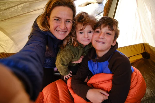 Cheerful Mom Embracing Children Taking Selfie While Spending Time Tent — Stockfoto