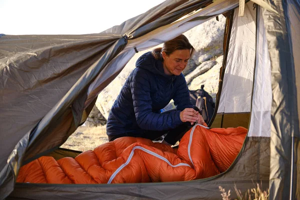 Kvinna Hämtar Sovsäcken Tältet Morgonen — Stockfoto