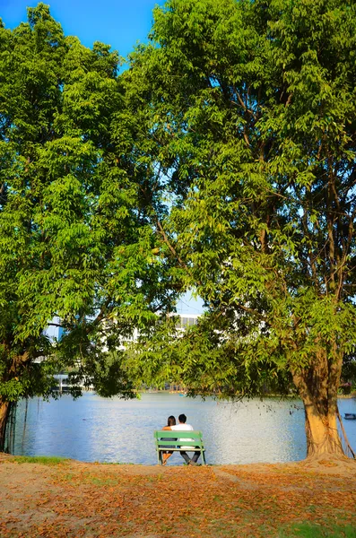 Romantische zetel door de rivier scene — Stockfoto