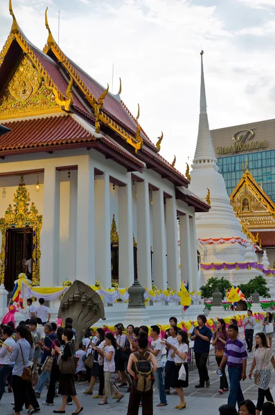 Thailändischer Buddhist feiert Makha-Bucha-Tag mit Walking-Meditation — Stockfoto