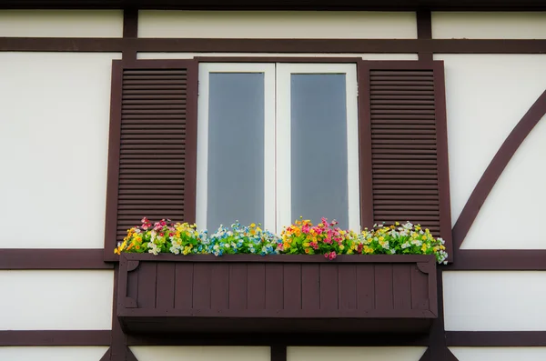 Klassiska brittiska blomma veranda — Stockfoto