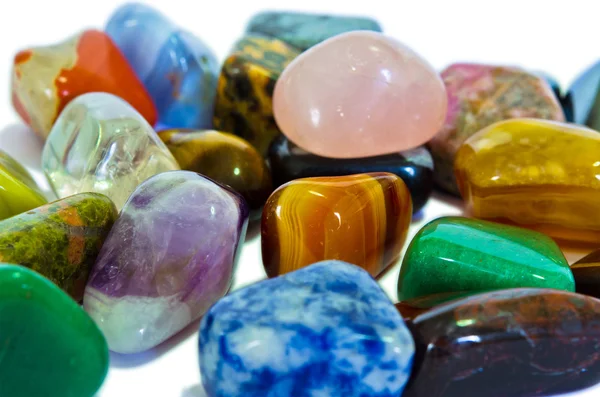 Kleurrijke stenen close-up (geïsoleerd) — Stockfoto