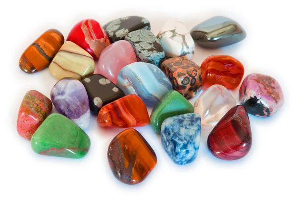 Красочные камни крупным планом (изолированные ) — стоковое фото