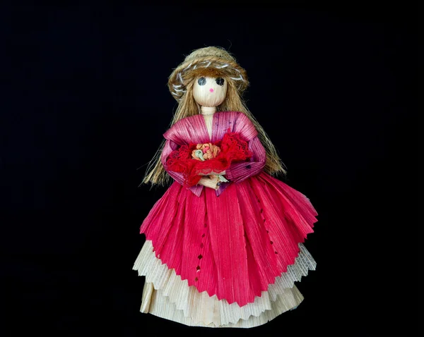 Uma boneca mulher, feita de casca de milho com isolamento preto — Fotografia de Stock