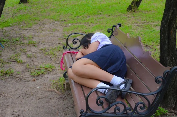 Tailandesa colegiala durmiendo en el banco —  Fotos de Stock