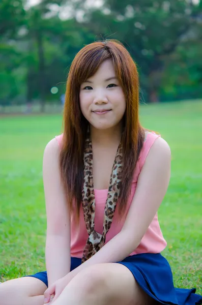 Menina tailandesa relaxante no parque — Fotografia de Stock
