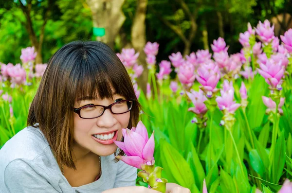 Söt thailändsk flicka doft en rosa siam tulip — Stockfoto