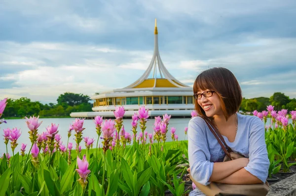 Cute Thai girl is relaxing beside the river bank — Stock Photo, Image