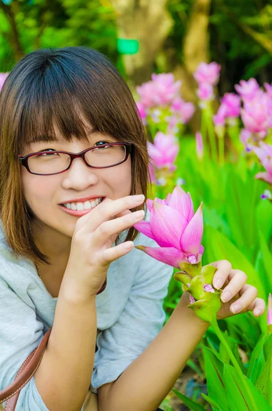Chica tailandesa linda es muy feliz con flores de colores — Foto de Stock