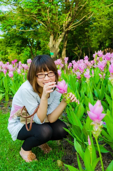 Cute girl tajski skradającymi do odbioru różowy tuli siam — Zdjęcie stockowe