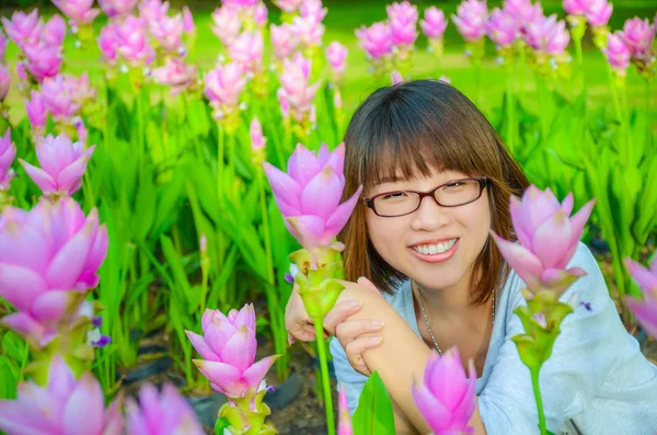 Chica tailandesa linda es muy feliz con las flores — Foto de Stock