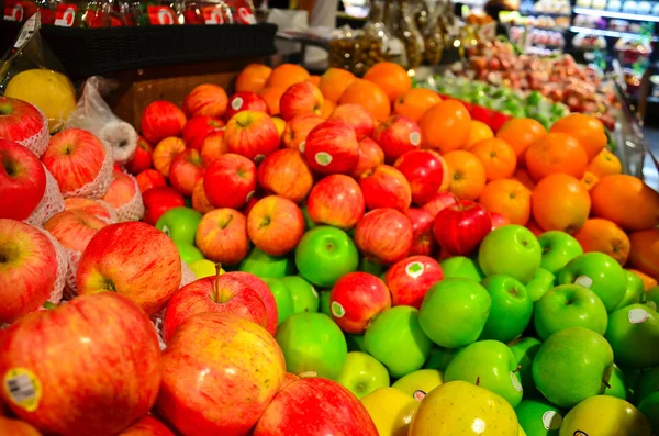 Apples on sale (blurry background) — Stock Photo, Image