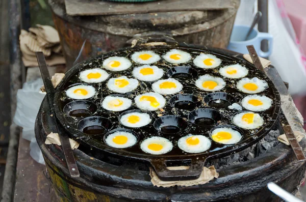 Œuf de caille frite dans la poêle à ébullition, en Thaïlande . — Photo