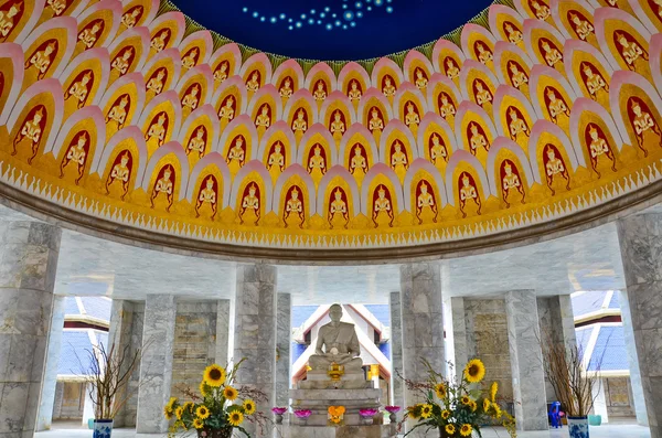 来自泰国的著名高僧的美丽大理石纪念碑 — 图库照片