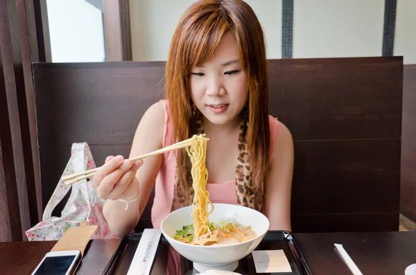 Ásia menina comer japonês ramen — Fotografia de Stock