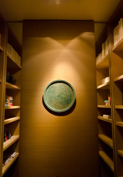 Koło obiektu na ścianie biblioteki — Zdjęcie stockowe