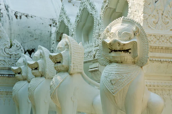 Estatua de León de Piedra en el antiguo templo de Tailandia —  Fotos de Stock