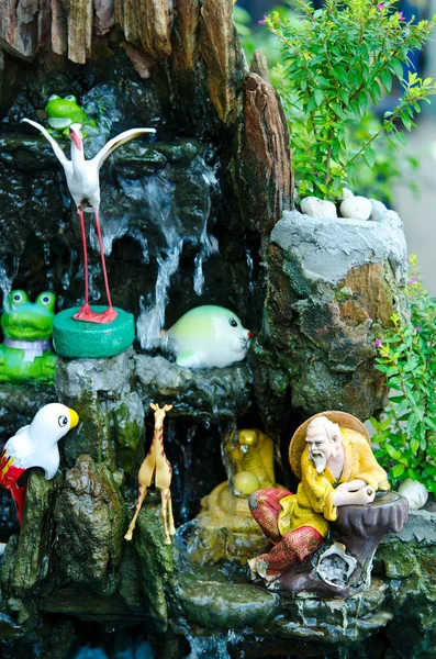 Estatuas de arcilla tailandesa en la pequeña cascada — Foto de Stock