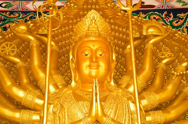 Zlatá socha tisíc rukou quan yin Bódhisattva — Stock fotografie
