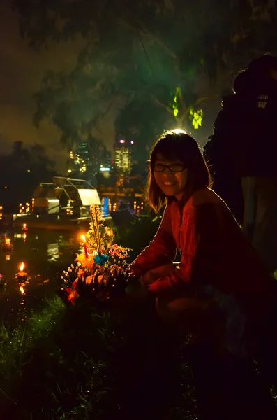 Loy kratong festiwalu do kultu bogini rzeki w Tajlandii — Zdjęcie stockowe